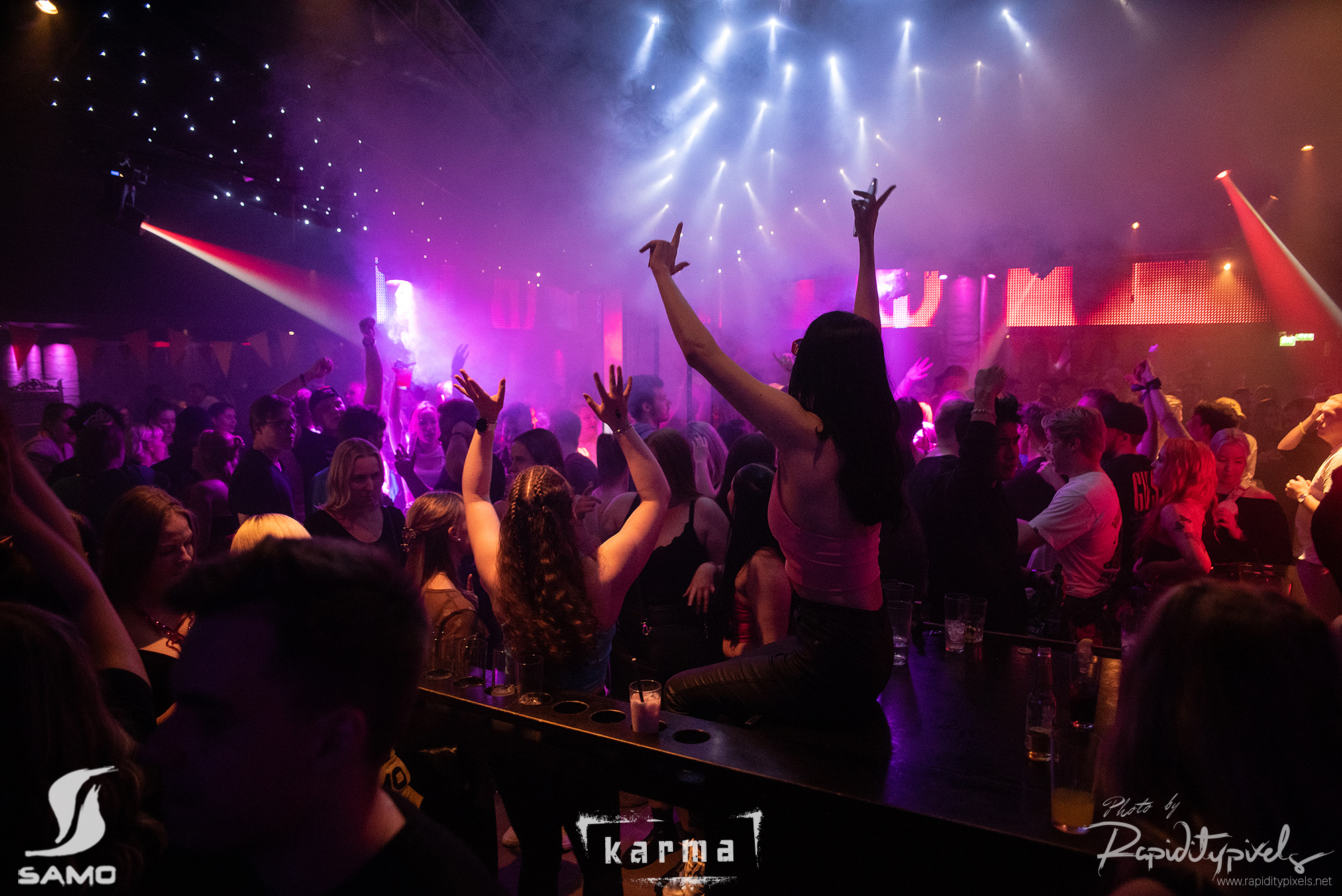 SAMOn Avajaiset 2023. Eläväinen juhlakansa nauttii musiikista, tanssilattia täynnä liikettä ja valoshow'ta